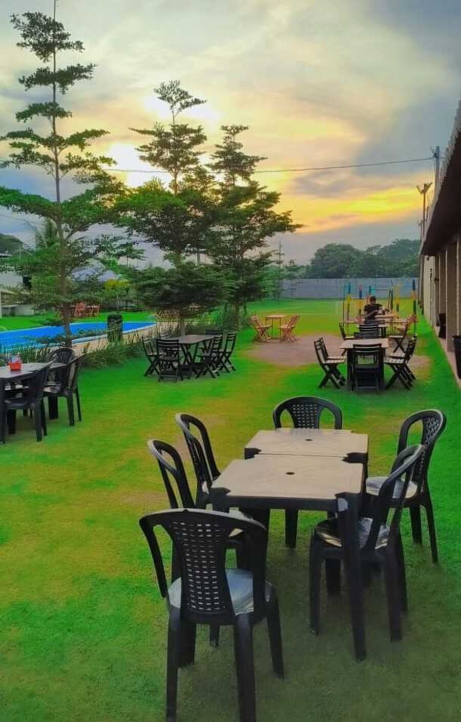 Mesas no gramado ao entardecer