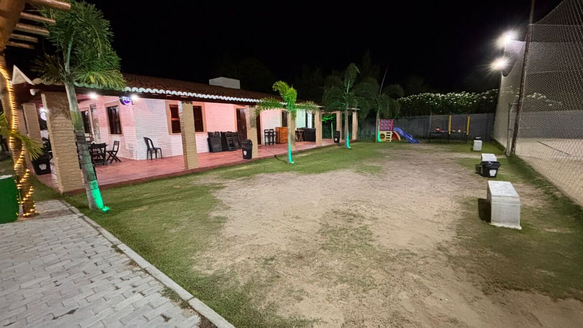 Fachada do restaurante à noite