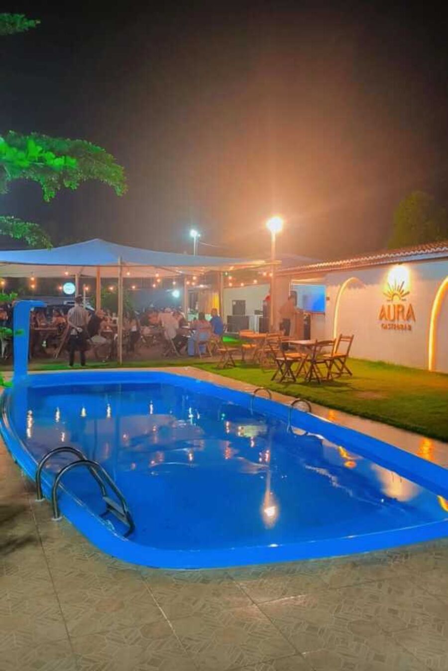 Piscina à noite