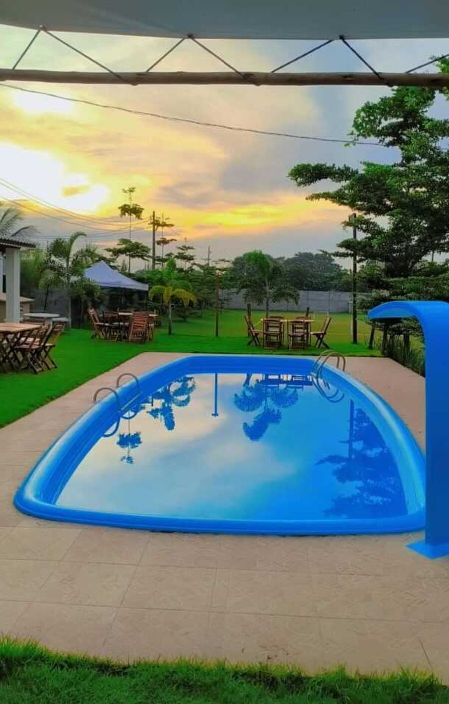 Piscina ao pôr do sol