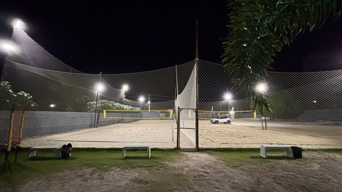 Quadra de areia iluminada